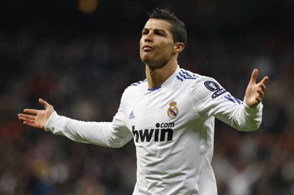 Platz 2: Schaut her - ich bin es! Cristiano Ronaldo erhält bei Real Madrid ein Gehalt von 12 Millionen Euro. Dazu kommen für den Portugiesen noch einmal rund 15,5 Millionen Euro an Werbeeinnahmen.