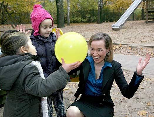 Schröder besucht eine Kita in Berlin: Die 33 Jahre alte CDU-Politikerin hofft, Kind und Karriere gut vereinbaren zu können.