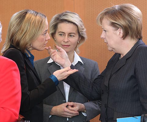 CDU-Frauen unter sich: Kristina Schröder (li) unterhält sich mit Kanzlerin Merkel (re) und Arbeitsministerin von der Leyen