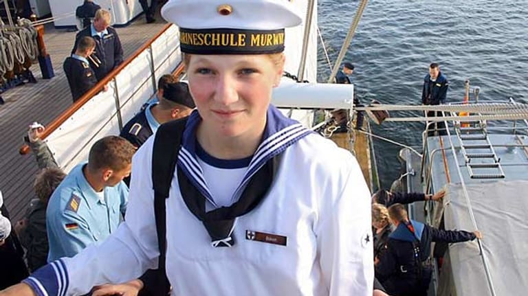 2008 war die damals 18-jährige Soldatin Jenny Böken in der Nacht unter ungeklärten Umständen vor der Insel Norderney von Bord des Segelschulschiffes in die Nordsee gestürzt und ertrunken.