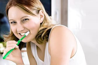 Regelmäßiges Zähneputzen ist wichtig für gesunde Zähne. (Quelle: Imago)