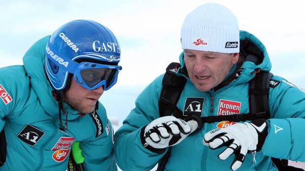 Noch vor seinem Lauf bespricht sich Hans Grugger mit ÖSV-Cheftrainer Mathias Berthold.