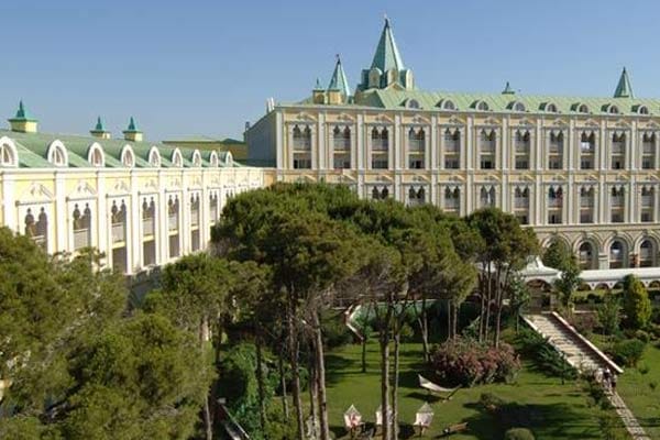 Viel Grün rund um das Hotel "Kremlin Palace" in der Türkei.
