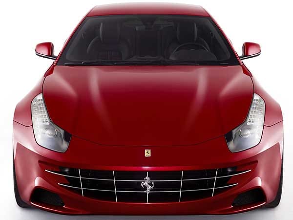 Die Front des neuen Ferrari FF kommt mit einem vergitterten Lufteinlass.