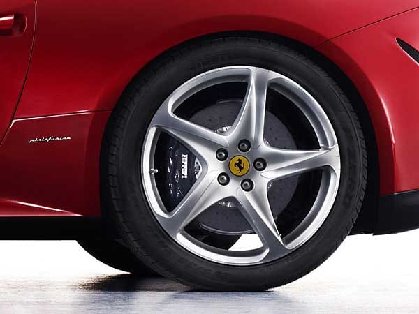 Das Design stammt - der Schriftzug verrät's - wie immer von Pininfarina. Die Fünfspeichen-Felgen folgen dem klassischen Ferrari-Look.