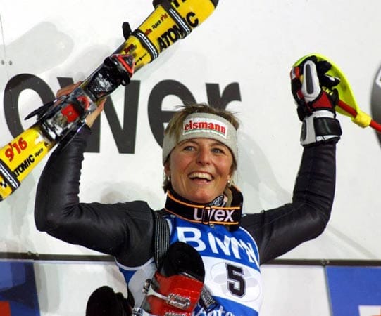 Im Dezember 2000 stürzt Martina Ertl in Semmering schwer. Sie muss daraufhin eine mehrwöchige Pause einlegen, wodurch die Teilnahme an der Weltmeisterschaft 2001 in St. Anton gefährdet ist. Doch sie kann antreten und profitiert schließlich vom Ausfall mehrerer Favoritinnen im Kombinationswettbewerb und wird unerwartet Weltmeisterin.