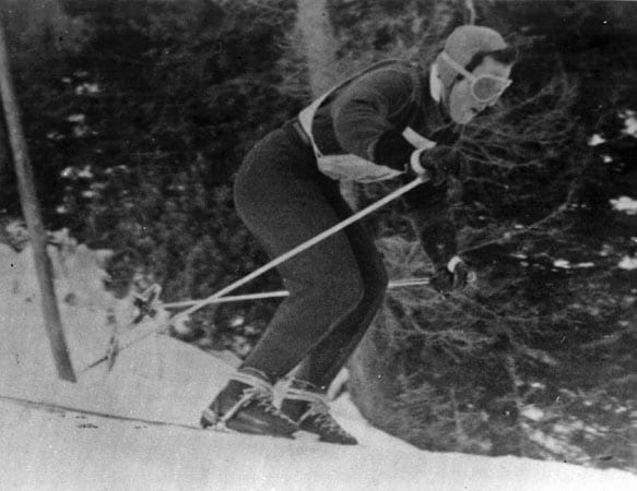 Rosa "Ossi" Reichert zählt zu den deutschen Sportassen der 1950er Jahre und wird überraschend Olympiasiegerin im Riesenslalom der Winterspiele 1956 in Cortina d’Ampezzo. Erstaunlich, da zwei Jahre zuvor, aufgrund einer Knöchelverletzung, ihr Karriere-Ende droht und sie während des Wettkampfs noch grippegeschwächt ist. Auch hier zählen die Wettbewerbe ebenso als 14. alpine Skiweltmeisterschaft.