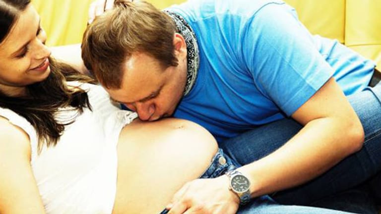 Auch bei werdenden Vätern stellt sich während einer Schwangerschaft der Hormonhaushalt um.