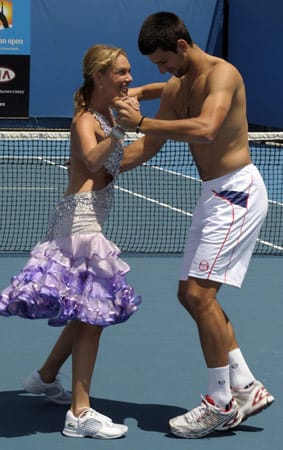 Novak Djokovic wagt ein Tänzchen mit Kim Johnson von Dancing With The Stars (US Tanzshow).