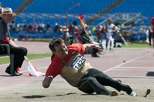 Weitsprung-Weltmeister Heinrich Popow in Aktion. Er sichert sich mit einem Sprung auf 6,23 Meter die Goldmedaille in seiner Schadensklasse und stellt gleichzeitig einen neuen Meisterschaftsrekord auf. (Quelle: tsvbayer04.de)