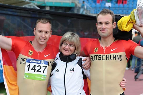 Zusammen mit Team-Managerin Marion Peters bejubeln Schröder und Schneider die Silbermedaille. (Quelle: tsvbayer04.de)