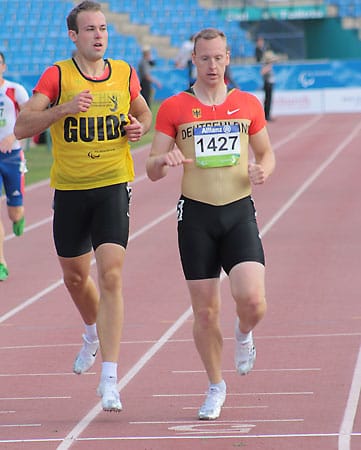 Der blinde Sprinter Matthias Schröder mit seinem Guide Tobias Schneider im Ziel des 400-Meter-Finales. (Quelle: tsvbayer04.de)