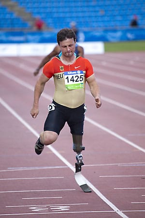 Sprinter Heinrich Popow ist nach seinem 200-Meter-Finale enttäuscht. Er unterliegt im Zielfotoentscheid dem Japaner Yamamoto und landet auf Platz vier. (Quelle: tsvbayer04.de)