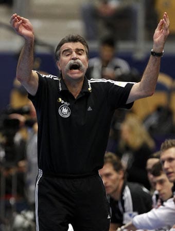 Bundestrainer Heiner Brand gefällt nicht alles, was seine Mannschaft zeigt. Deshalb greift er lautstark ein.