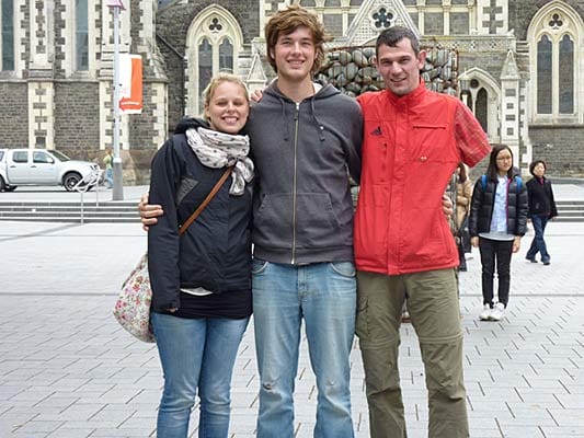 Reinhold Bötzel (r.) mit Trainingskameradin Lina Miethke und deren Schulkollege Tim Völkel auf dem Cathedral Square in Christchurch.