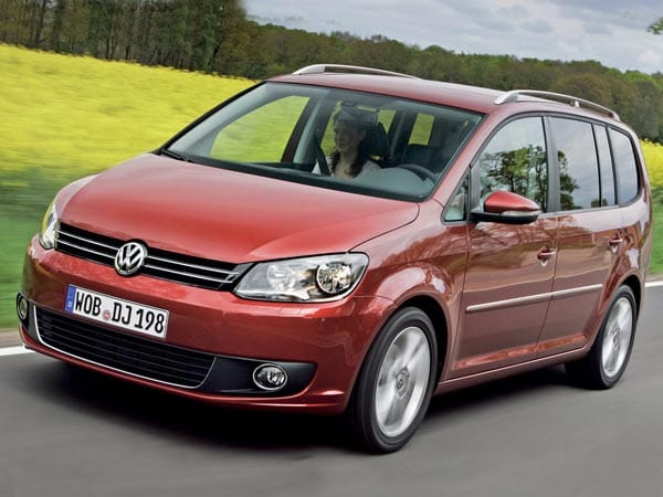 Der VW Touran ist der meistverkaufte Van in Deutschland. Der im vergangenen Sommer frisch geliftete Familien-Begleiter ist mit einem 1,2-Liter-Turbobenziner und 105 PS als Fünfsitzer ab 21.750 Euro zu haben.