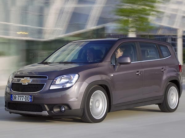 Der Chevrolet Orlando ist erst seit kurzem auf dem Markt. Zwar sucht man auch bei diesem Familien-Van die praktischen Schiebetüren vergebens. Dafür ist der Einstiegspreis von 18.990 Euro vergleichsweise niedrig.