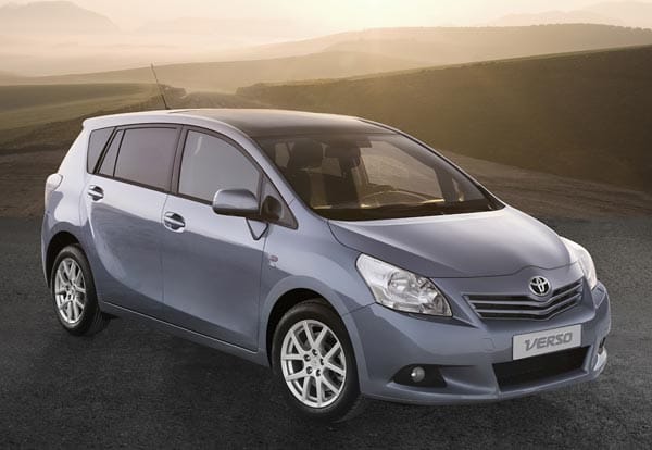 Toyota bietet den Toyota Verso für Familien. Der 5-Sitzer kostet knapp 21.000 Euro. Für die Version mit sieben Sitzen startet die Preisliste bei 23.700 Euro.