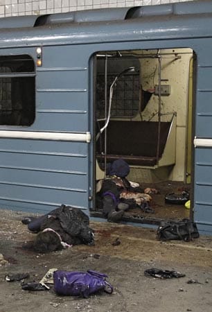 Doch der Terror hört nicht auf: In der Moskauer Metro zünden im März 2010 zwei Selbstmordattentäterinnen mitten im Berufsverkehr zwei Sprengsätze. Mehr als 40 Menschen sterben, über 100 werden verletzt. Der Anschlag geht vermutlich auf das Konto des tschetschenischen Terroristen Doku Umarow.