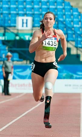 Die unterschenkelamputierte Kathrin Green sprintet über 200 Meter zur Silbermedaille. (Quelle: tsvbayer04.de)