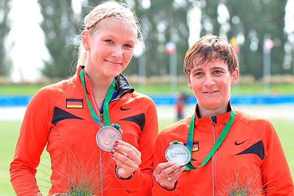 Überraschung im 100-Meter-Finale: Die Sprinterinnen Vanessa Low (l.) und Jana Schmidt (r.) holen Silber und Bronze. (Quelle: tsvbayer04.de)