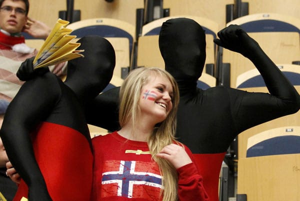 Deutsche Fans posieren für ein Bild mit einer schönen Norwegerin.