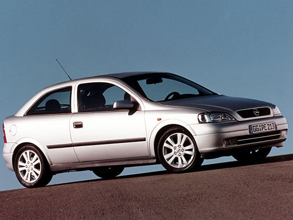 1998 brachte Opel die zweite Generation des Astra, den Astra G auf den Markt. Dieses Modell wurde bis 2004 gebaut. Im Vergleich zum Vorgänger wuchs der Astra G um fünf Zentimeter auf 4,11 Meter Länge.
