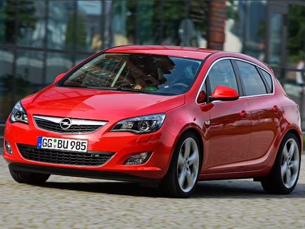 2010 kam mit dem Astra J die vierte Generation des Kompaktwagens von Opel auf den Markt. Mit einer Länge von 4,40 Metern ist der Astra um 20 Zentimeter länger als der VW Golf.