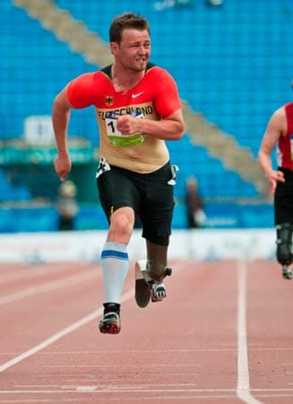 Blick zur Konkurrenz: Diesmal reicht es für Heinrich Popow. Der Bayer-Athlet rennt über 100 Meter zu seinem zweiten WM-Gold.