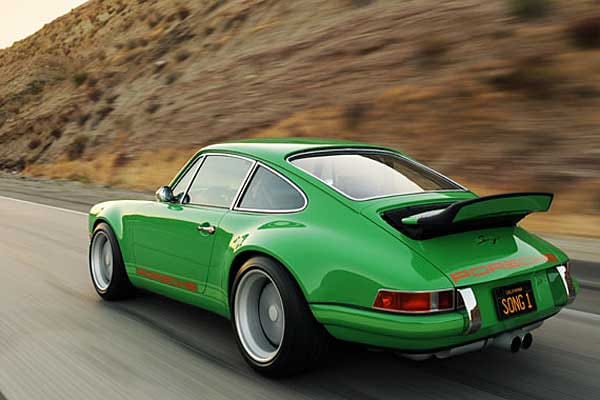 Der Heckspoiler am Singer 911 fährt automatisch aus.