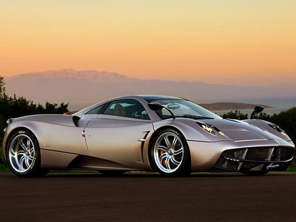 Vorgestellt wird der neue Supersportwagen auf dem Auto-Salon Genf 2011.