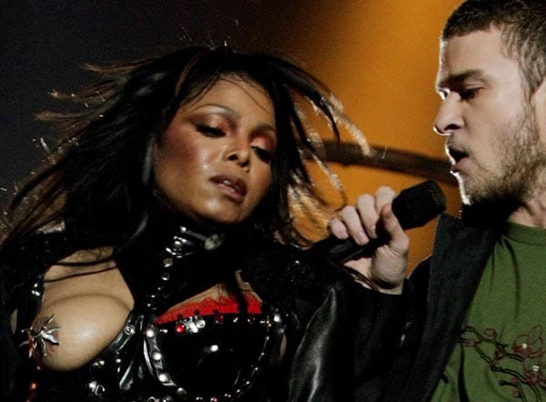 Der "Nipplegate"-Skandal erhitzte 2004 die Gemüter: Timberlake trat zusammen mit Janet Jackson in der Halbzeitpause des 38. Super Bowls auf. Während der Performance entblößte Jackson ihre rechte Brust.