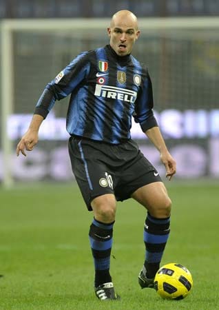 Inter Mailand: Beim Stadtrivalen Inter spielen hingegen nicht so viele - zumindest ehemals - Weltklasse-Spieler. Mit Esteban Cambiasso jedoch hält einer der Besten seines Faches der Offensive um Wesley Sneijder den Rücken frei. Inter Mailand: Beim Stadtrivalen Inter spielen hingegen nicht so viele - zumindest ehemals - Weltklasse-Spieler. Mit Esteban Cambiasso jedoch hält einer der Besten seines Faches der Offensive um Wesley Sneijder den Rücken frei.