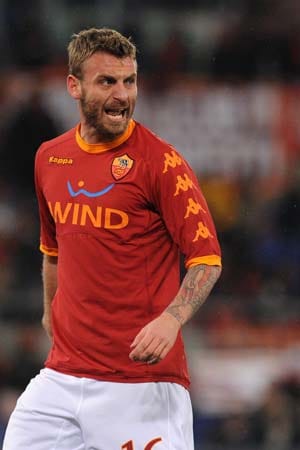 AS Rom: Es ist bezeichnend, dass auch in den weiteren Top-Klubs kaum mehr Top-Sechser der modernen Schule zu finden sind. Es sei noch Daniele de Rossi vom AS Rom zu erwähnen... AS Rom: Es ist bezeichnend, dass auch in den weiteren Top-Klubs kaum mehr Top-Sechser der modernen Schule zu finden sind. Es sei noch Daniele de Rossi vom AS Rom zu erwähnen...