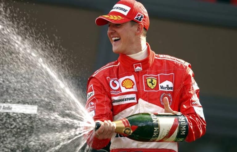 Michael Schumacher ist der Rekord-Weltmeister der Formel 1. 1994 und '95 sicherte sich Schumi den Titel mit Bennetton. Von 2000 bis 2004 erhöhte er mit Ferrari seine Sammlung auf sieben. Nach vier Jahren Pause kehrte Schumacher 2010 im Alter von 41 Jahren zurück in die Königklasse des Motorsports. Mit Mercedes konnte er aber nicht an alte Erfolge anknüpfen.