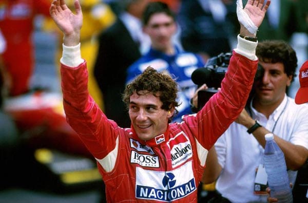 Ayrton Senna ist die Ikone der Formel 1. Zweimal wurde der Brasilianer von Experten zum schnellsten Fahrer der Geschichte gewählt. Zwischen 1984 und 1994 holte er dreimal den Weltmeister-Titel in der Fahrerwertung (1988, 1990, 1991). Aufgrund seiner Künste bei Regen wurde er "The Magic" (Der Magische) genannt. Beim Großen Preis von San Marino 1994 verunglückte Senna tödlich.