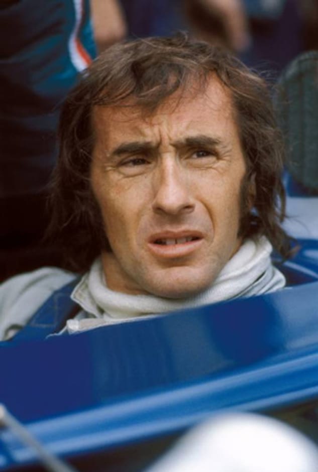 Jackie Stewart ist bis heute jedem Formel-1-Fan ein Begriff. Der Schotte startete seine Karriere in der Königsklasse 1965 mit BRM. '68 gewann Sir John Young Stewart, wie er mit vollem Namen heißt, nach seinem Wechsel zum Team Matra die Weltmeisterschaft. Mit dem Team Tyrrell errang Stewart '71 und '72 zwei weitere Titel. Nach einem schweren Unfall '66 setzte er sich für die Verbesserung der Sicherheit ein. Das abnehmbare Lenkrad geht auf Stewart zurück.