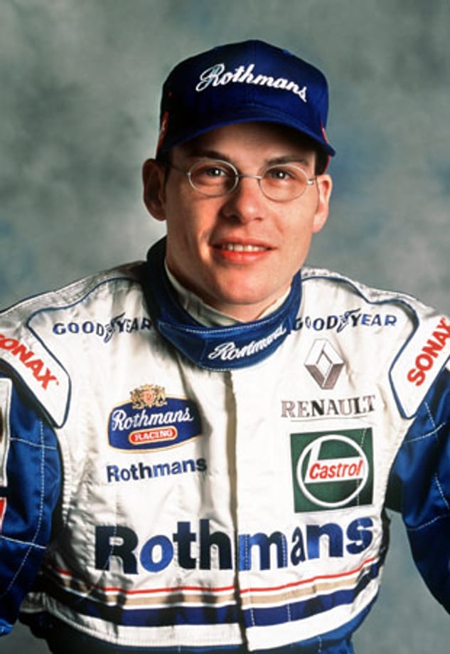 Jacques Villeneuve fuhr von 1996 bis 2006 in der Formel 1. 1997 errang er den Weltmeister-Titel mit Williams-Renault. Aufgrund seiner wechselnden Haarfarben und dem Schlabberlook galt er als Paradiesvogel. Der Sohn des tödlich verunglückten Ferrari-Piloten Gilles Villeneuve ist einer der wenigen Rennfahrer, die sowohl die F1-Krone als auch die IndyCar-Serie gewann.