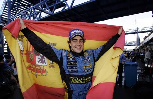 Fernando Alonso ist außer Michael Schumacher der einzige Fahrer, der in der ersten Dekade des neuen Jahrtausends den Titel verteidigen konnte. 2005 und '06 stellt der Spanier den Renault auf die Pole-Position in der Gesamtwertung.
