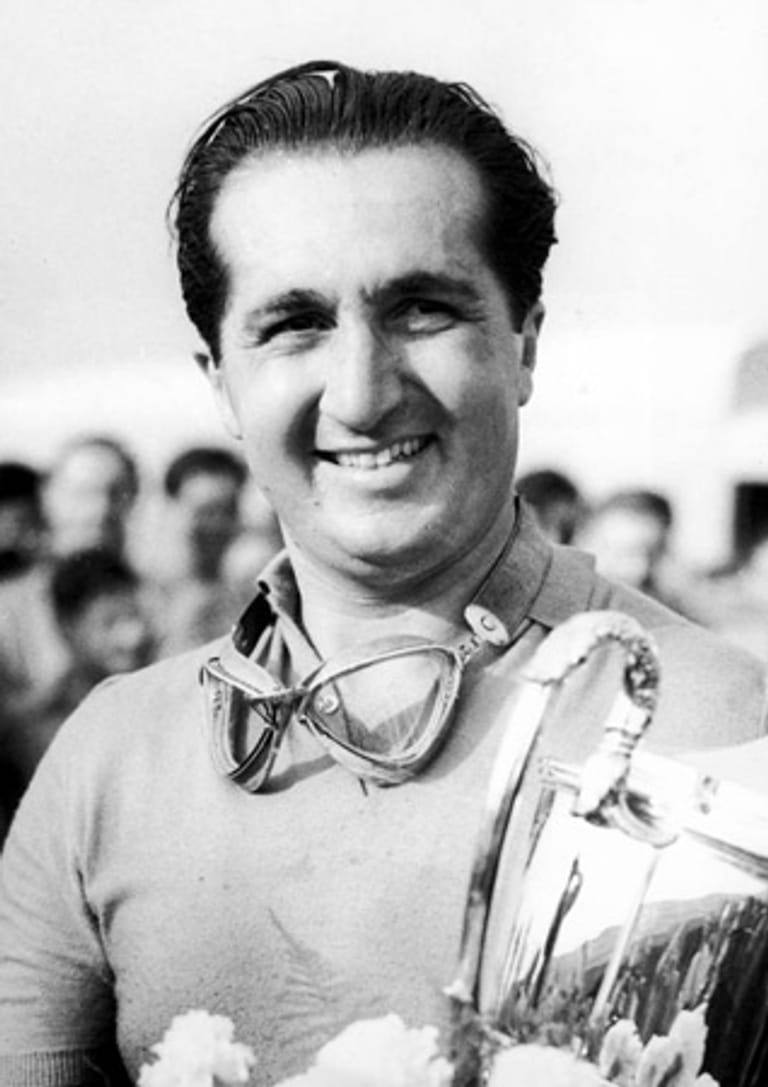 Alberto Ascari ist zweifacher Weltmeister im Ferrari gewesen (1952, '53). 1955 fiel er mit seinem Lancia in das Hafenbecken von Monaco, konnte aber nahezu unverletzt gerettet werden. Nur wenige Tage später starb er bei Testfahrten in einem Ferrari-Sportwagen in Monza. Angeblich kam er von der Strecke ab, weil er Arbeitern ausweichen musste, die unvorsichtig die Straße überquerten.