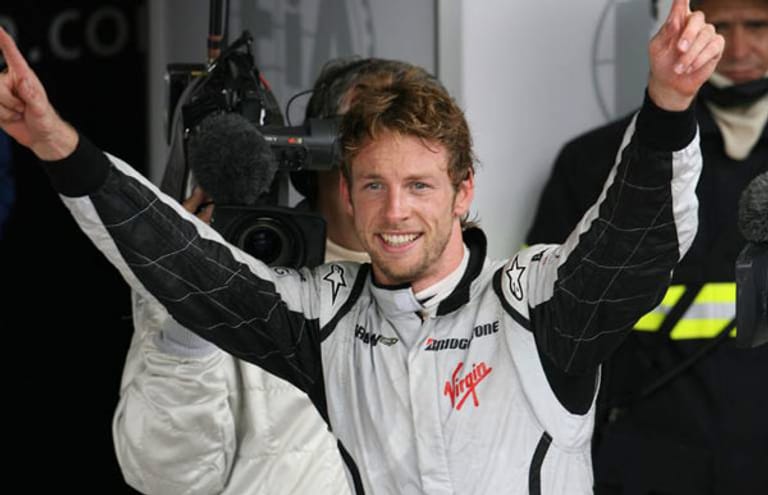 Jenson Button war der Überraschungs-Weltmeister der Saison 2009. Mit dem neuen Team von Superhirn Ross Brawn, Brawn GP, fuhr er auf Anhieb an die Spitze der Gesamtabrechnung. Button ist seit 2000 Formel-1-Pilot und gewann den Titel im Alter von 29 Jahren.