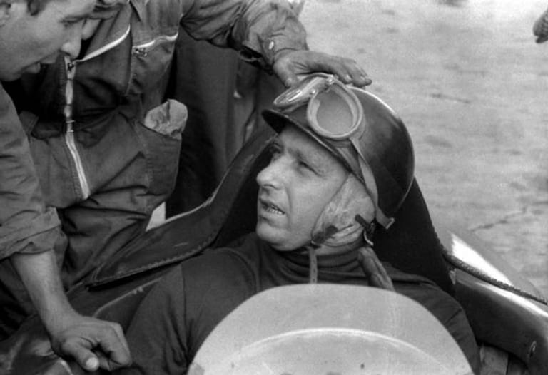 Juan Manuel Fangio ist mit fünf Titeln nach Michael Schumacher die Nummer zwei. Der Argentinier triumphierte 1951, '54, '55, '56 und '57 in der Königsklasse. 24 Siege in 51 Grand-Prix-Starts schaffte aber nicht einmal Schumi. Unvergessen bleibt Fangios Verbindung mit Mercedes, als er im legendären Silberpfeil fuhr und die Schwaben neben dem Fahrertitel auch die Konstrukteursmeisterschaft gewannen.