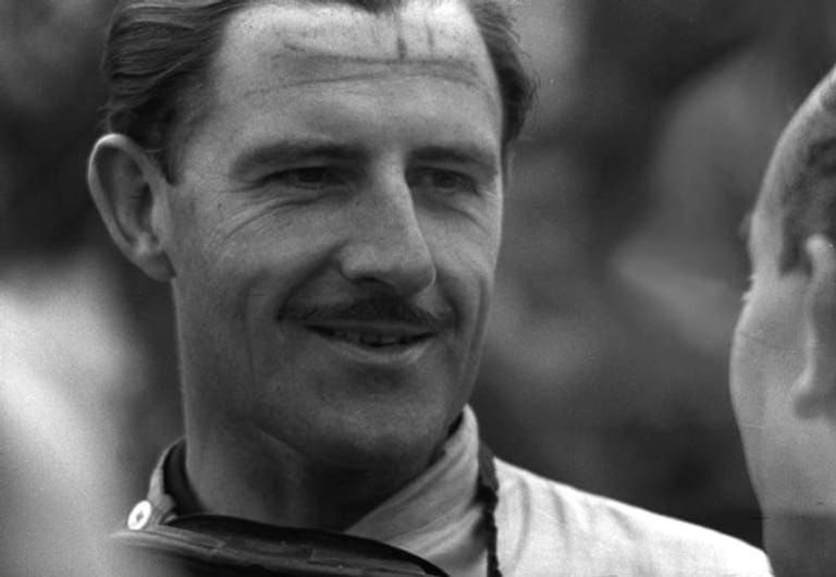 Graham Hill ist der Vater von Damon Hill. 1962 und '68 wurde der Brite Formel-1-Weltmeister. Ihm gelang es als einzigem Rennfahrer überhaupt, die sogenannte "Triple crown" (Dreifach-Krone) des Motorsports zu erringen. Diese Krone besteht aus dem Gewinn der "500 Meilen von Indianapolis", der "24 Stunden von Le Mans" und der Weltmeisterschaft in der Formel 1.