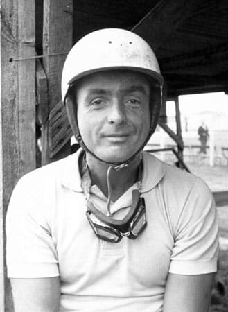 Phil Hill ist der erste US-Amerikaner, der Formel-1-Weltmeister werden konnte. 1961 errang er im Ferrari mit nur einem einzigen Punkt Vorsprung vor dem tödlich verunglückten Wolfgang Graf Berghe von Trips den Titel. Trotz weiterer Ferrari-Erfolge (24 Stunden von Le Mans) wurde Hills Vertrag von Enzo Ferrari einfach nicht verlängert.