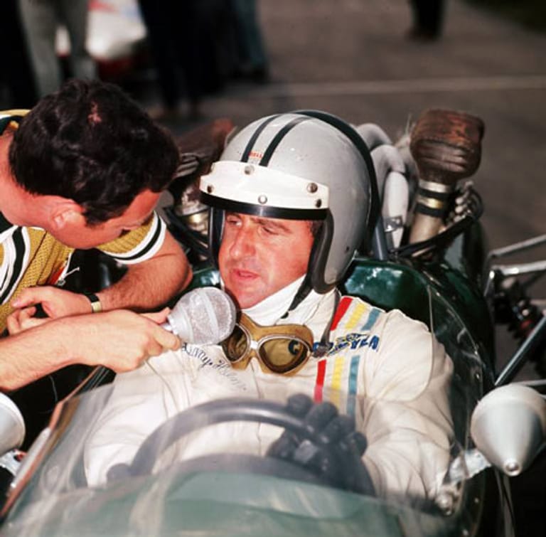Denis Clive "Denny" Hulme ist der Weltmeister von 1967. Den Titel ergatterte der Neuseeländer für das Brabham Team. 1992 erlitt Hulme während eines Tourenwagenrennens einen Herzinfarkt und verstarb noch in seinem BMW.
