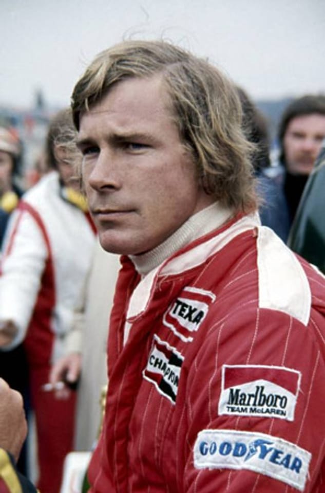 James Hunt ist der Formel-1-Weltmeister von 1976. Der Brite gewann den Titel im ersten Jahr nach seinem Wechsel vom Hesketh-Racing-Team zu McLaren. Im Alter von 45 Jahren starb der Rennfahrer an einem Herzinfarkt (1993).
