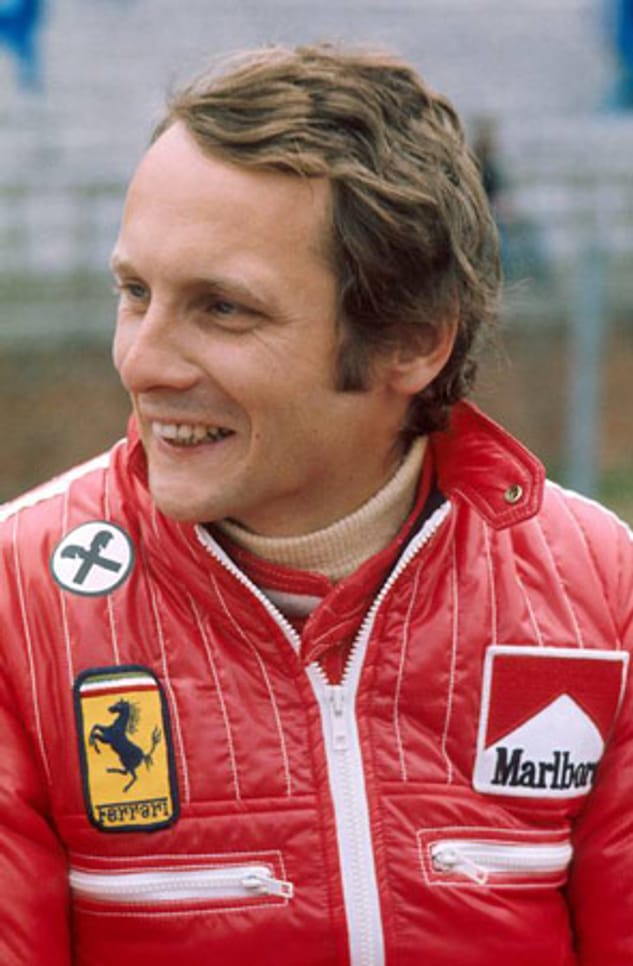 Niki Lauda ist ebenfalls dreimaliger Weltmeister der Königsklasse des Motorsports. 1975 und 1977 bescherte der Österreicher der Scuderia Ferrari den Titel, 1984 war McLaren sein Arbeitgeber. Lauda startete seine Formel-1-Karriere 1971mit dem STP March Racing Team. 1975 verunglückte er auf dem Nürburgring und erlitt schwerste Brandverletzungen. Überraschend saß er bereits einen Monat später wieder im Cockpit und fuhr noch bis 1985. Heute sieht man Lauda als Experten im TV.