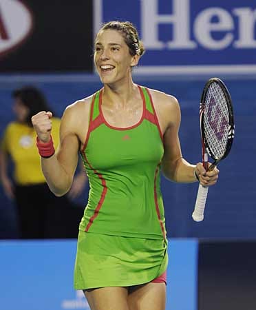 Die Schinderei zahlt sich aus: gleich zu Beginn des Jahres 2011 erreicht sie bei den Australian Open das Viertelfinale und stößt nach dem Turnier in die Top 25 vor.