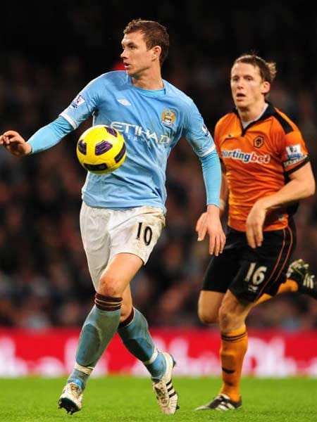 Edin Dzeko ist mit einer Ablöse von 33 Millionen Euro der teuerste Wintertransfer aller Zeiten. Der Bosnier wechselte nach langem Wechsel-Hickhack vom VfL Wolfsburg zu Manchester City Edin Dzeko ist mit einer Ablöse von 33 Millionen Euro der teuerste Wintertransfer aller Zeiten. Der Bosnier wechselte nach langem Wechsel-Hickhack vom VfL Wolfsburg zu Manchester City