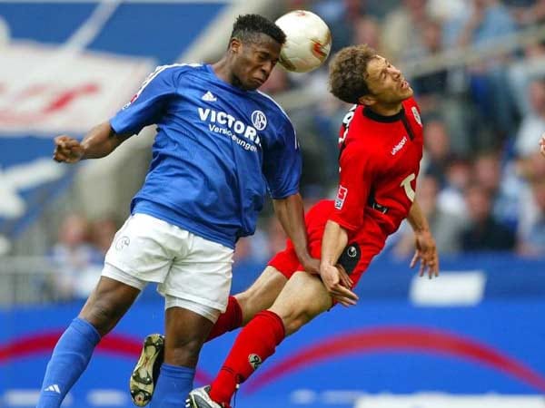Emile Mpenza mischte nach seinem Wechsel von Standard Lüttich zum FC Schalke 04 die Bundesliga auf. Vor elf Jahren überwiesen die Knappen 8,5 Millionen Euro nach Belgien. Emile Mpenza mischte nach seinem Wechsel von Standard Lüttich zum FC Schalke 04 die Bundesliga auf. Vor elf Jahren überwiesen die Knappen 8,5 Millionen Euro nach Belgien.